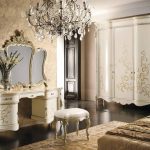 مرآة في غرفة النوم