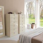 مرآة في غرفة نوم بساطتها