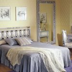 مرآة في غرفة النوم