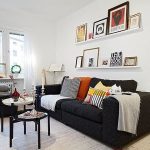 أريكة سوداء مع وسائد مشرقة