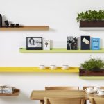 أرفف خشبية على الجدار معلقة