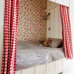 سرير الطفل في مكانه