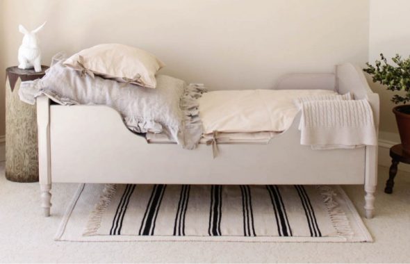 سرير للأطفال من خشب بروفانس