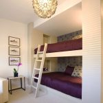 سرير بطابقين تقع في مكانه