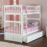 سرير بطابقين مع سرير ثالث قابل للسحب