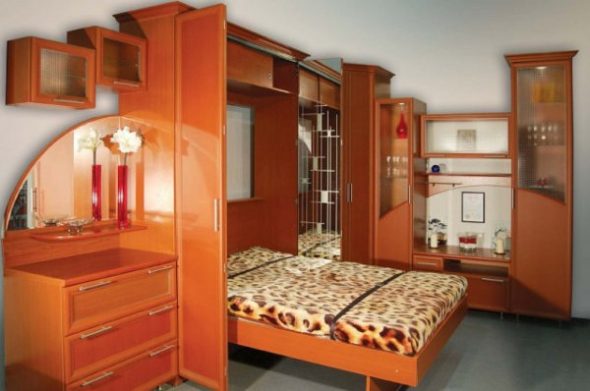 سرير مزدوج مع آلية الرفع