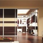 تخزين الملابس في غرفة الملابس