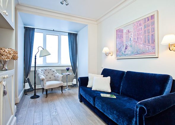 الداخلية للشقة في أسلوب الكلاسيكية الحديثة.