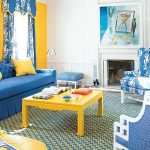 الألوان الزاهية في غرفة المعيشة الداخلية