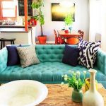 أريكة مشرقة في الداخل