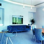 أريكة مشرقة في الداخل