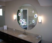 مرآة كلاسيكية في غرفة النوم