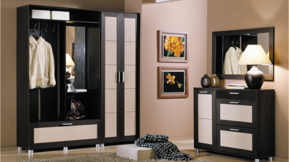 خزانة ذات أدراج في الرواق