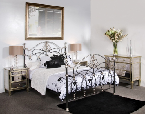 أسرة مزورة في داخل غرفة النوم