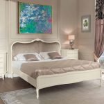 زخرفة السرير الجميل في غرفة النوم