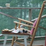 كرسي هزاز على الشرفة