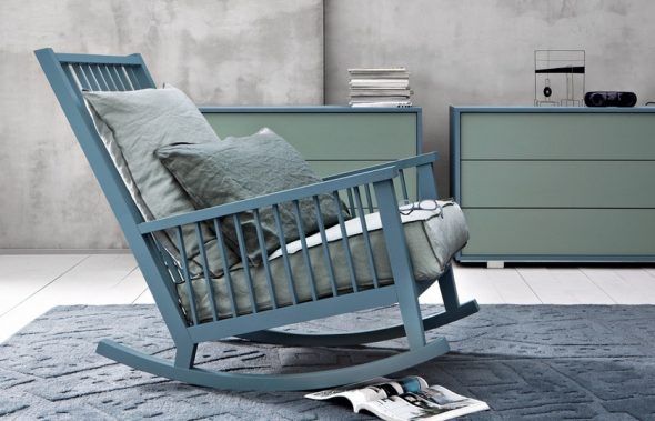 كرسي هزاز في الداخل