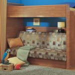 العلية سرير مع أريكة في الطابق السفلي في الحضانة