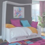 سرير أريكة في سن المراهقة مع صناديق