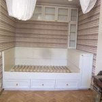 سرير المنصة في مكانه