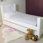 سرير مع أدراج