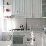 المطبخ 5.7 متر مربع مع باب جرار