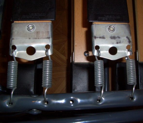 يتم ربط الدروع إلى الينابيع الإطار