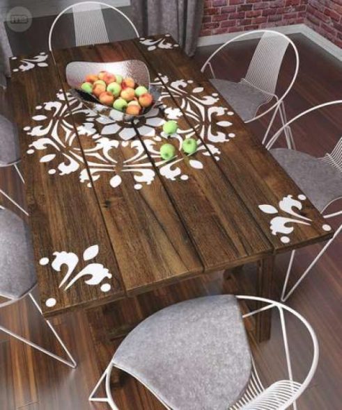 رسم صورة على الطاولة