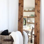 مرآة أرضية في إطار خشبي عصامي