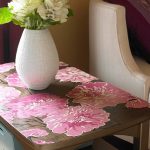 وهناك قطعة من خلفية جميلة تغطي الحياة منضدية للضرب