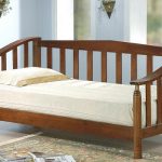 سرير مفرد من كتلة صخرية