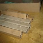 رف معلق من صناديق الكرتون