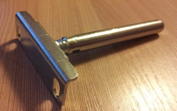 رفوف على جدار الجص