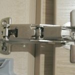 عند فتح الخزانة ، تطير الأبواب منها مثل القذائف.