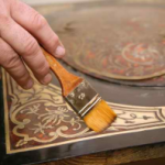 استعادة طاولة خشبية قديمة