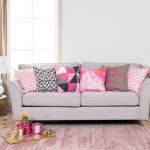 اللون الوردي في غرفة المعيشة الداخلية