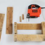 رفوف محلية الصنع في المنزل