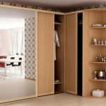 خزانة ملابس منزلقة مع خلفية صور على الأبواب