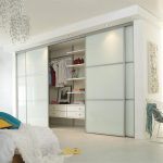 الأشياء في خزانة بيضاء