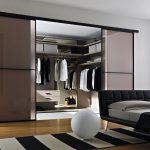 أشياء في خزانة غرفة النوم