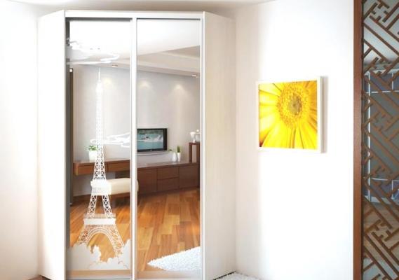 مرآة خزانة مع نمط