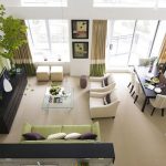 يتم الجمع بين الستائر وأريكة مع جدار متناقض.