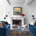 أرائك زرقاء في غرفة المعيشة البيضاء