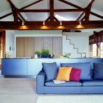 اللون الأزرق في المناطق الداخلية من الغرفة