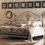 وينبغي أيضا الجزء الخلفي من السرير منحوت.