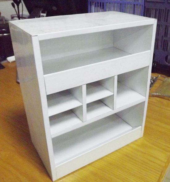 رف من الورق المقوى الأبيض