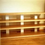 رف يديك في المنزل