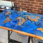 طاولة مع بطاقة راتنجات الايبوكسي متوهجة في يديك