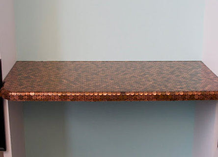 الجدول ، ديكور العملات المعدنية بأيديهم