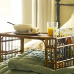 طاولة الإفطار في السرير